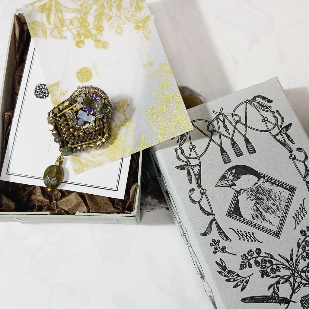 ビーズ刺繍ピアス