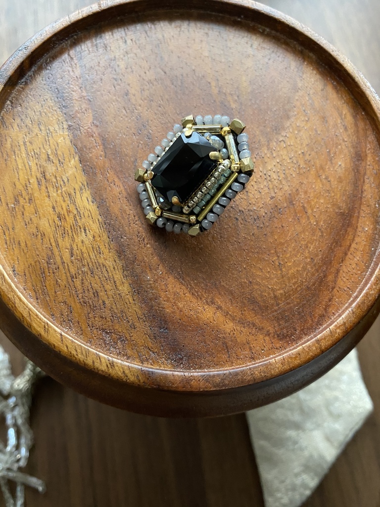 ビーズ刺繍ブローチ・ピアス