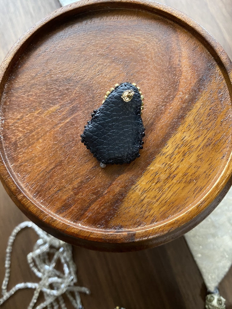 ビーズ刺繍ブローチ・ピアス