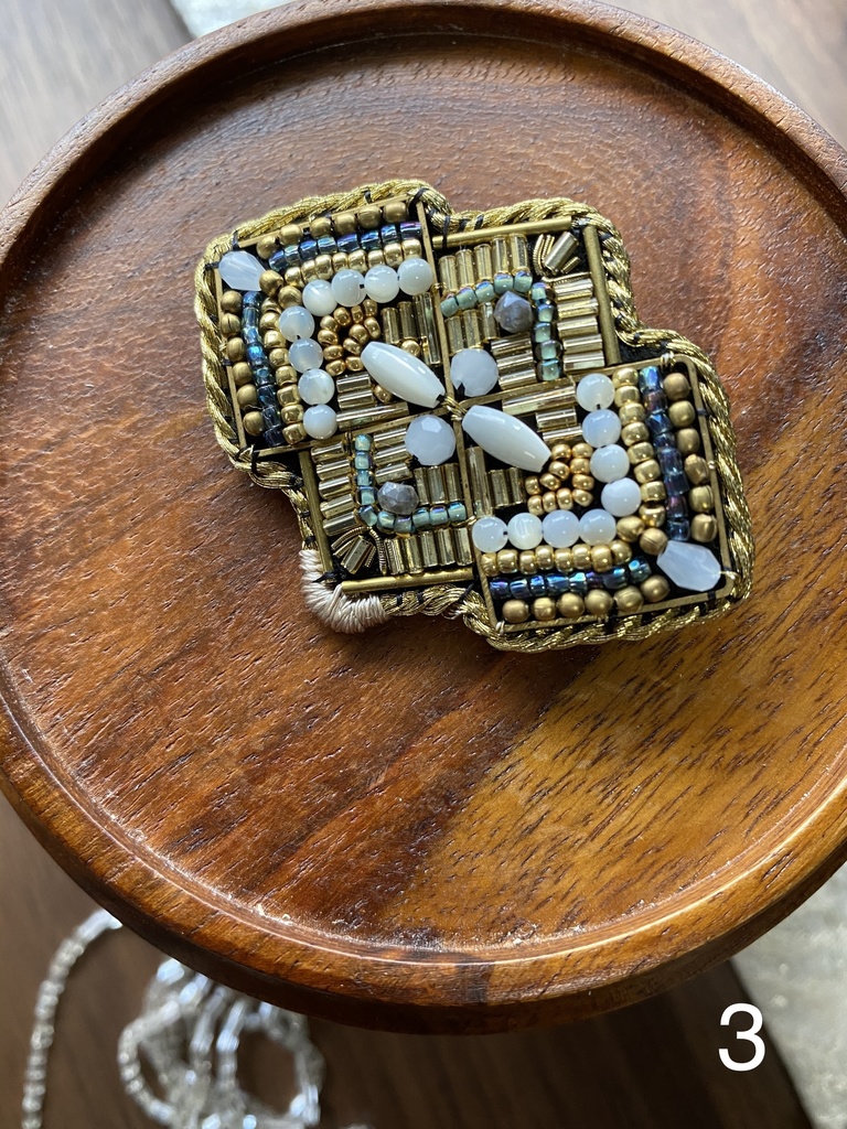 ビーズ刺繍ブローチ・ピアス