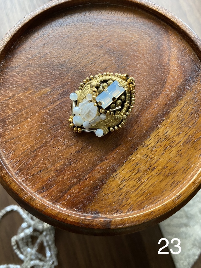 ビーズ刺繍ブローチ・ピアス