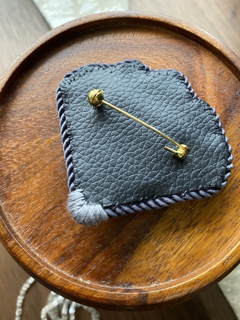 ビーズ刺繍ブローチ・ピアス