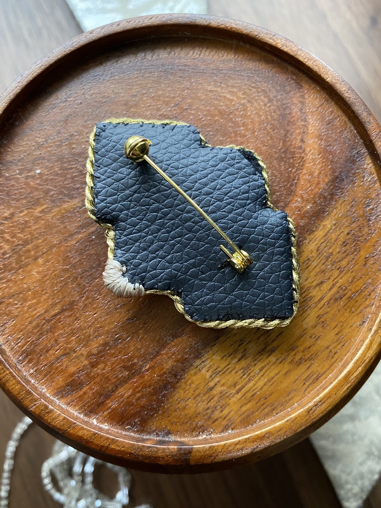 ビーズ刺繍ブローチ・ピアス