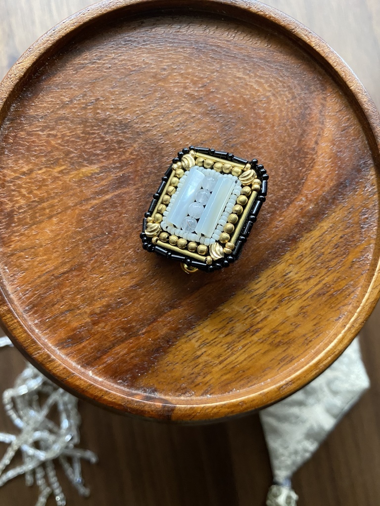 ビーズ刺繍ブローチ・ピアス