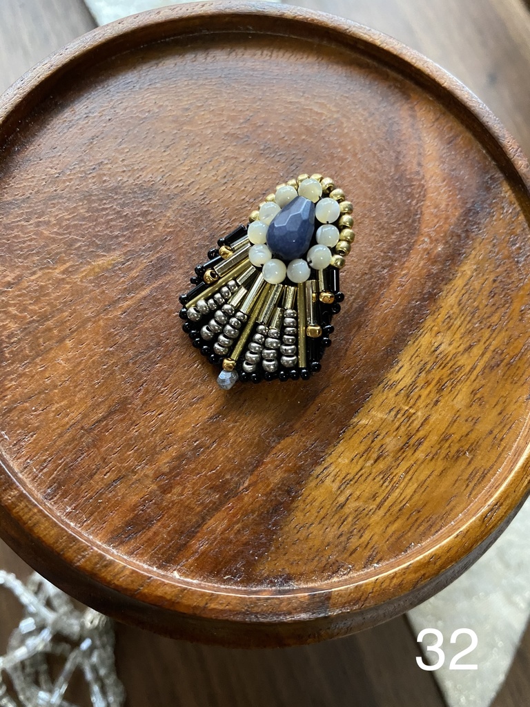 ビーズ刺繍ブローチ・ピアス