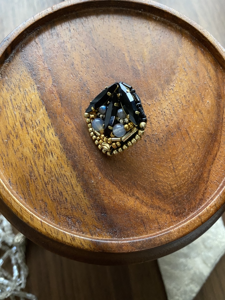 ビーズ刺繍ブローチ・ピアス