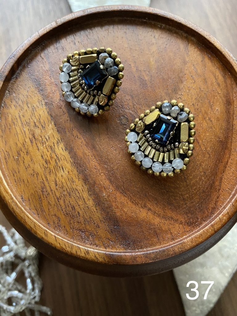 ビーズ刺繍ブローチ・ピアス