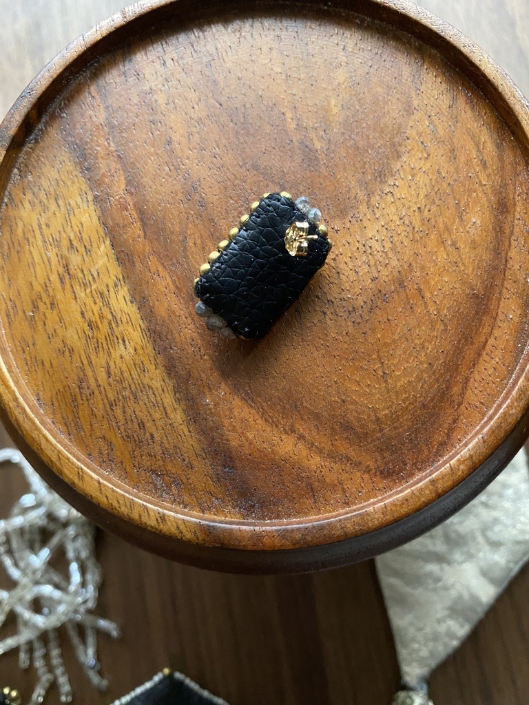 ビーズ刺繍ブローチ・ピアス