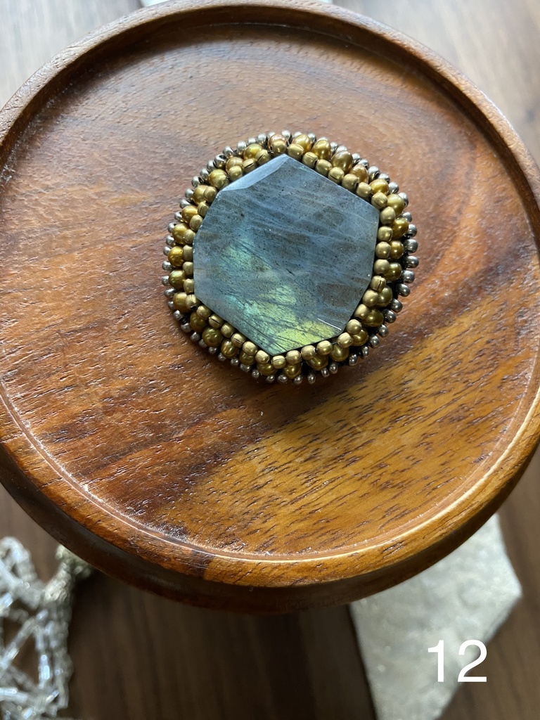 ビーズ刺繍ブローチ・ピアス