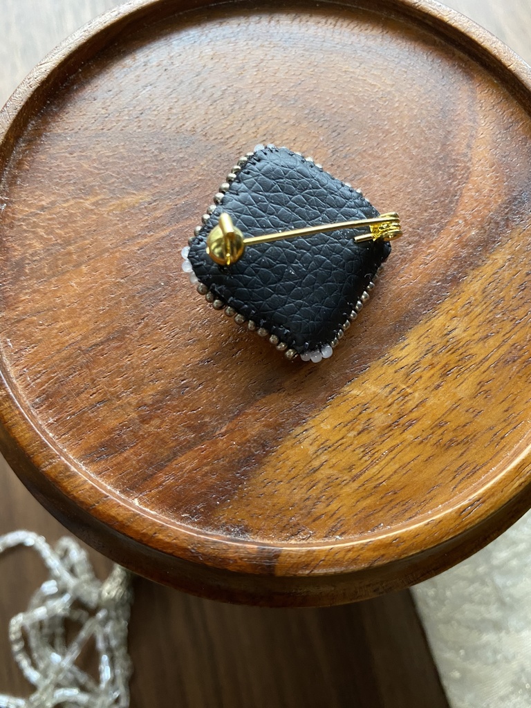 ビーズ刺繍ブローチ・ピアス