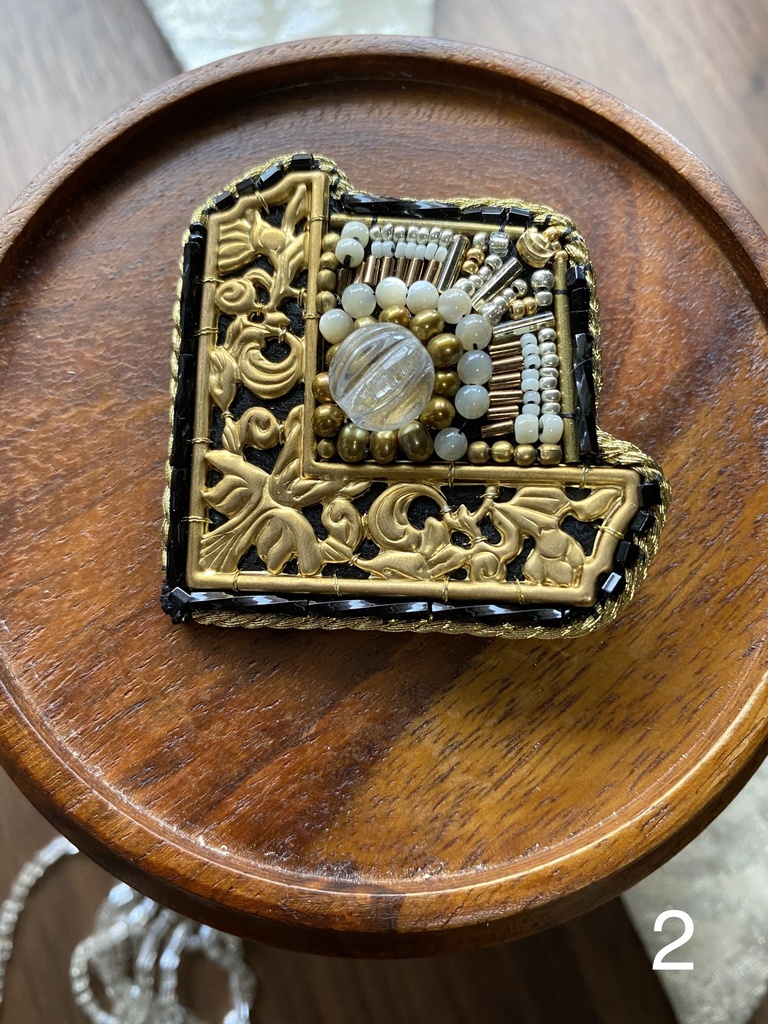 ビーズ刺繍ブローチ・ピアス