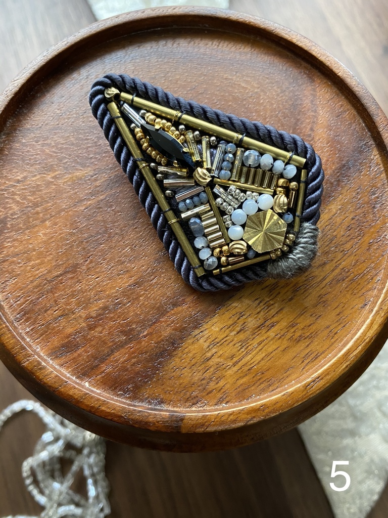 ビーズ刺繍ブローチ・ピアス