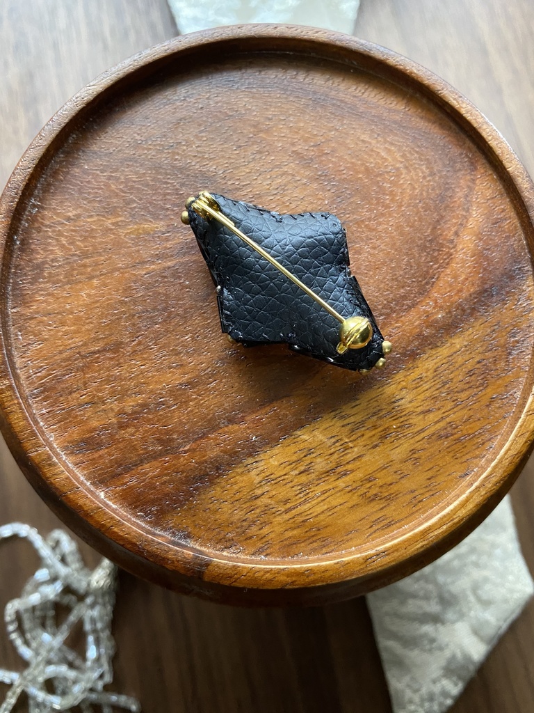 ビーズ刺繍ブローチ・ピアス