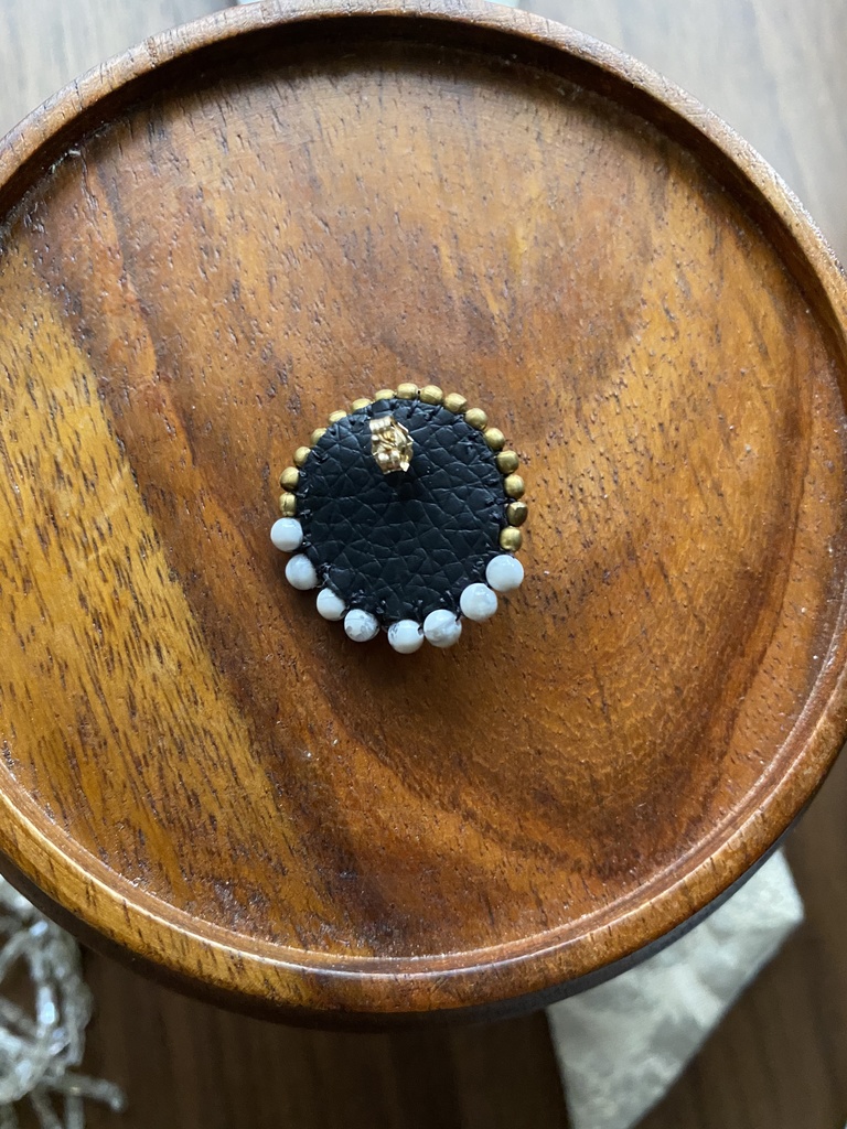 ビーズ刺繍ブローチ・ピアス