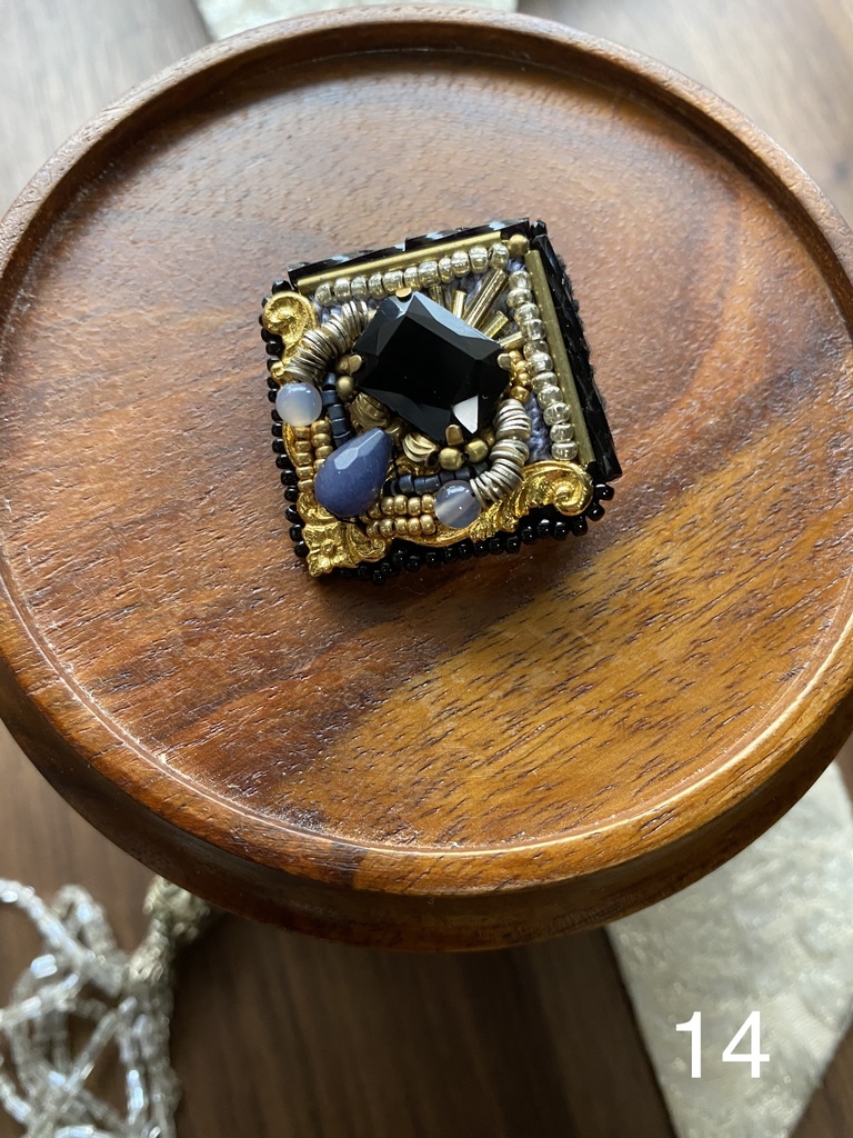 ビーズ刺繍ブローチ・ピアス