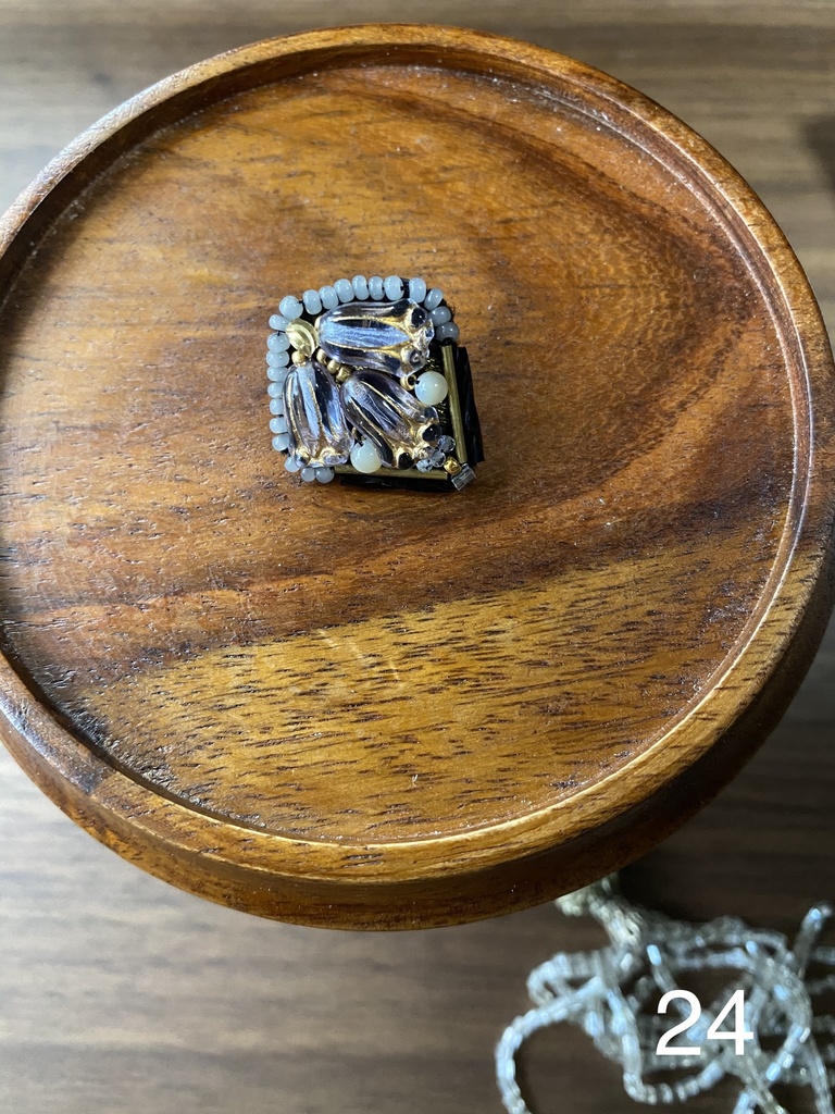 ビーズ刺繍ブローチ・ピアス