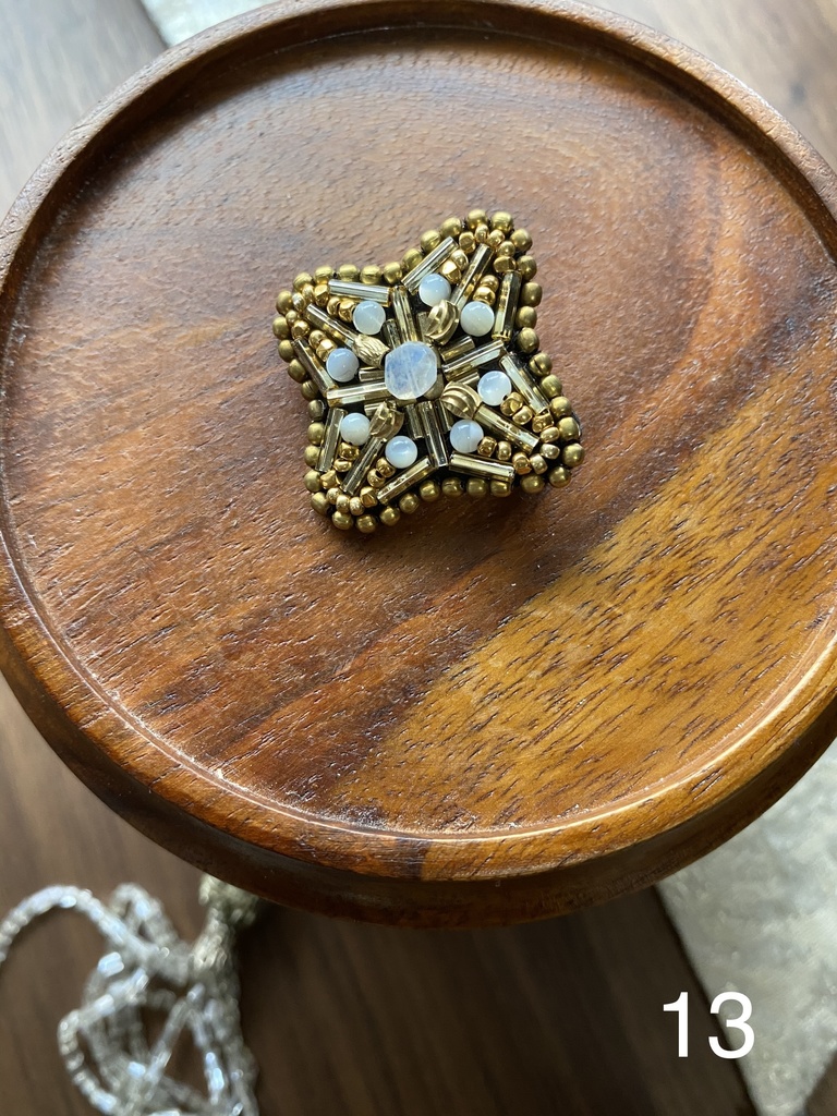 ビーズ刺繍ブローチ・ピアス