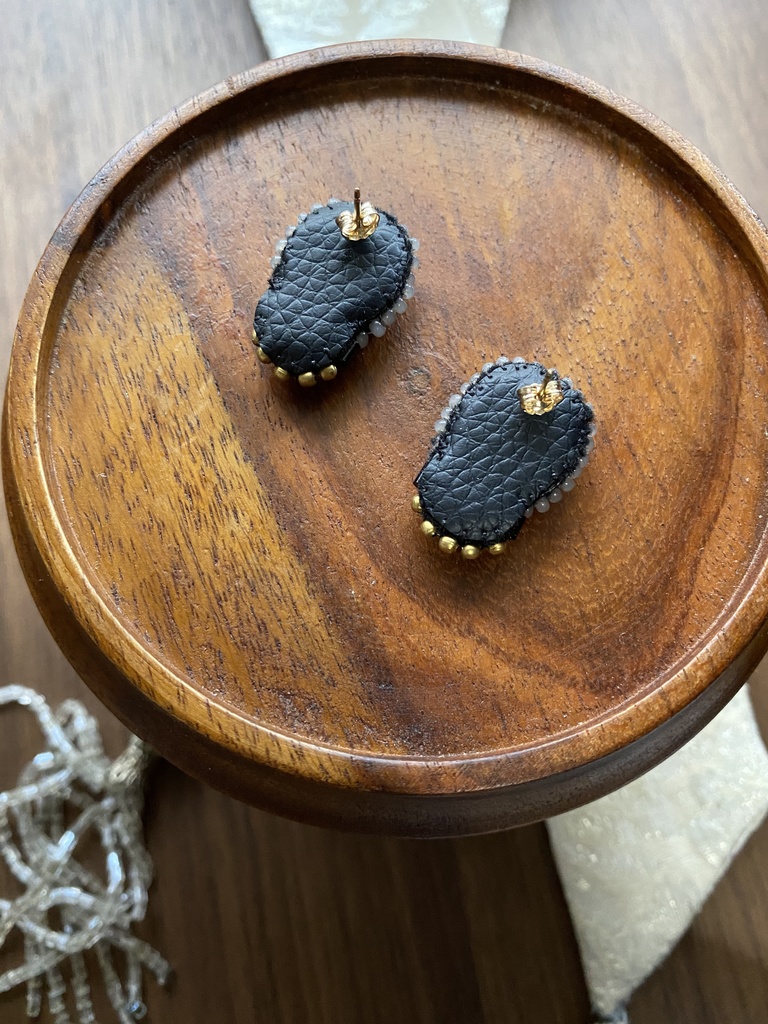 ビーズ刺繍ブローチ・ピアス