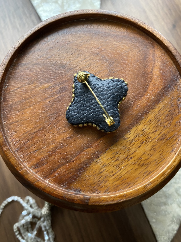 ビーズ刺繍ブローチ・ピアス