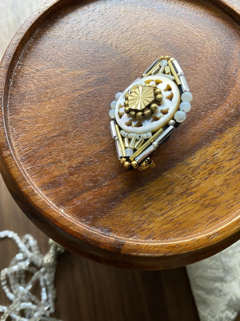 ビーズ刺繍ブローチ・ピアス