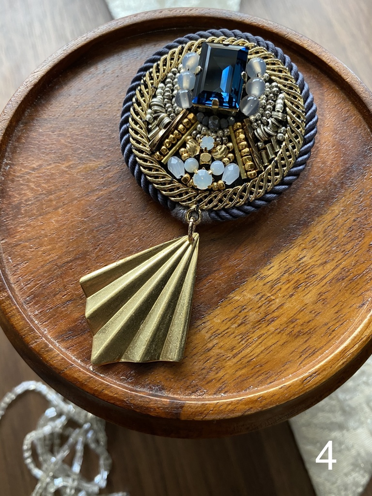 ビーズ刺繍ブローチ・ピアス