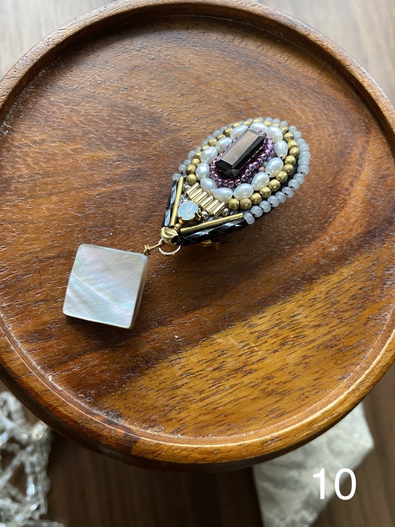 ビーズ刺繍ブローチ・ピアス