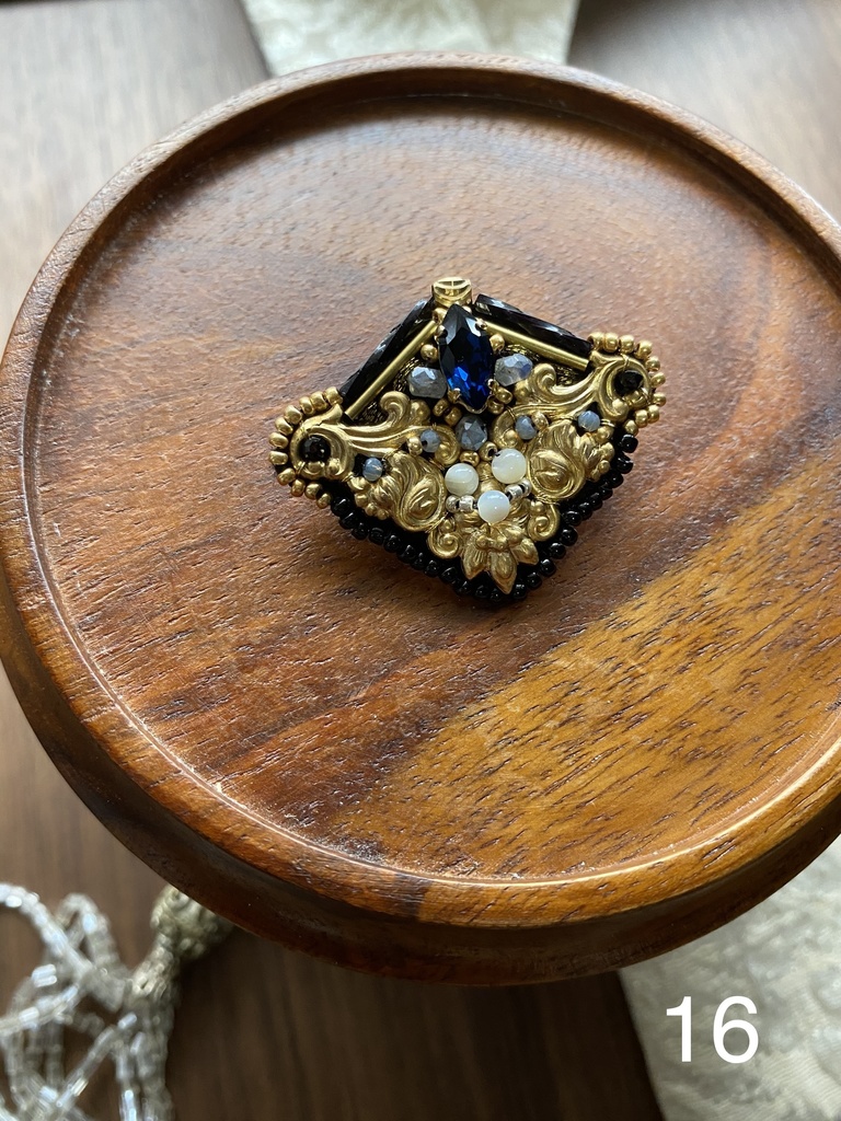 ビーズ刺繍ブローチ・ピアス