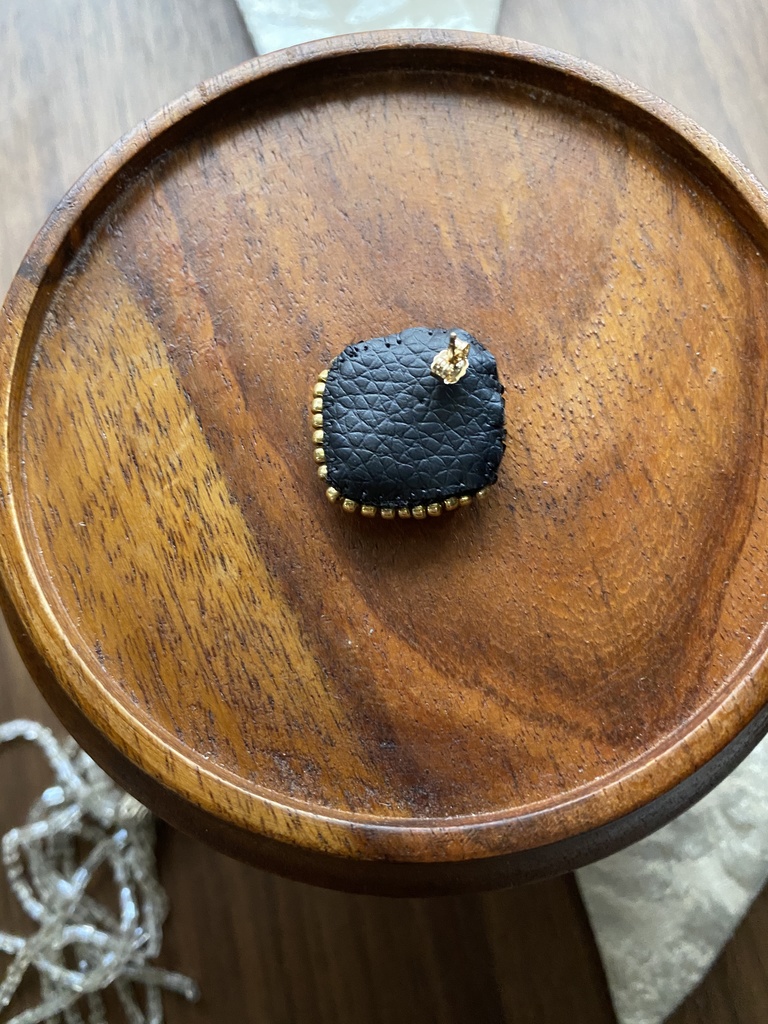 ビーズ刺繍ブローチ・ピアス