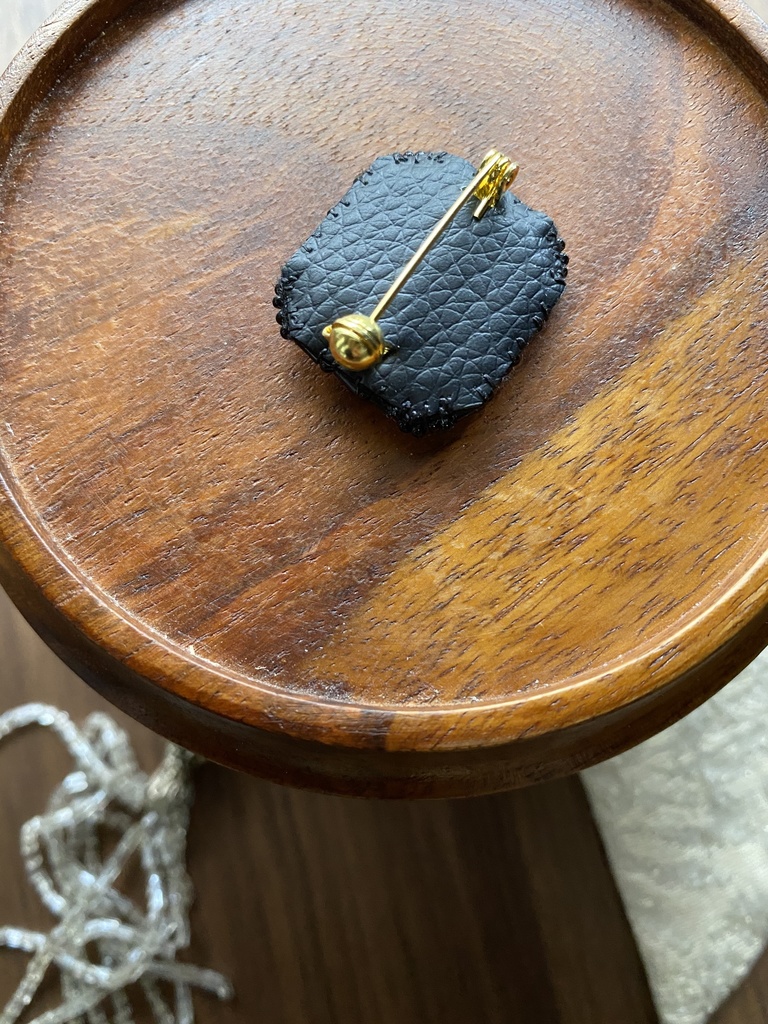 ビーズ刺繍ブローチ・ピアス