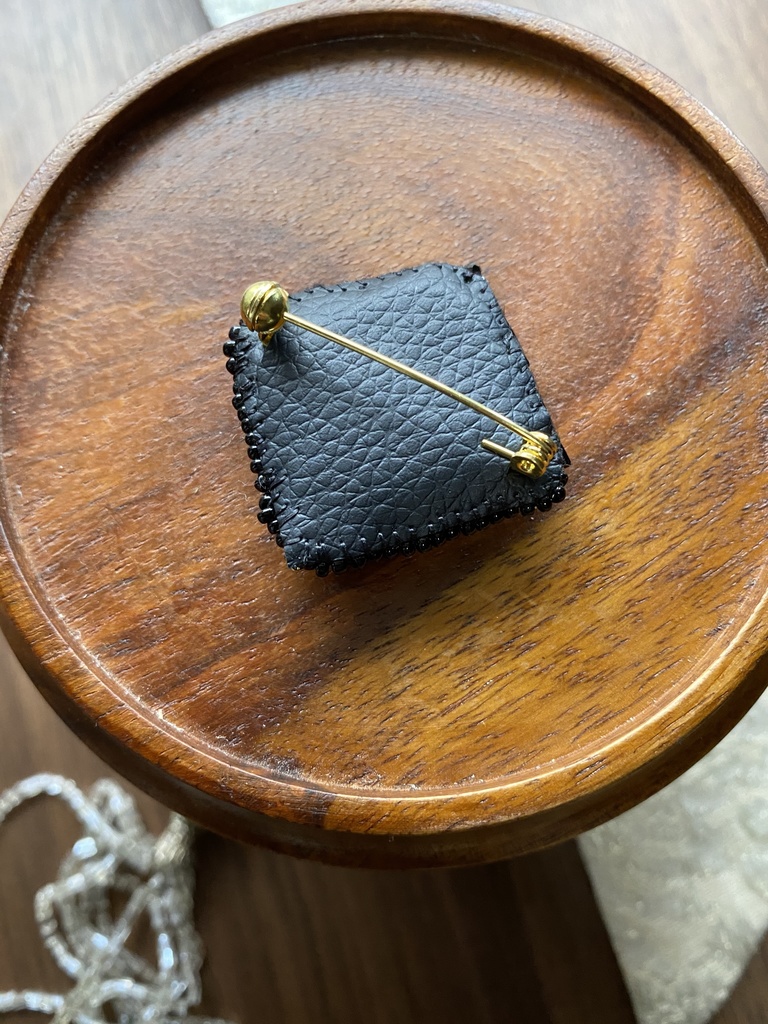 ビーズ刺繍ブローチ・ピアス