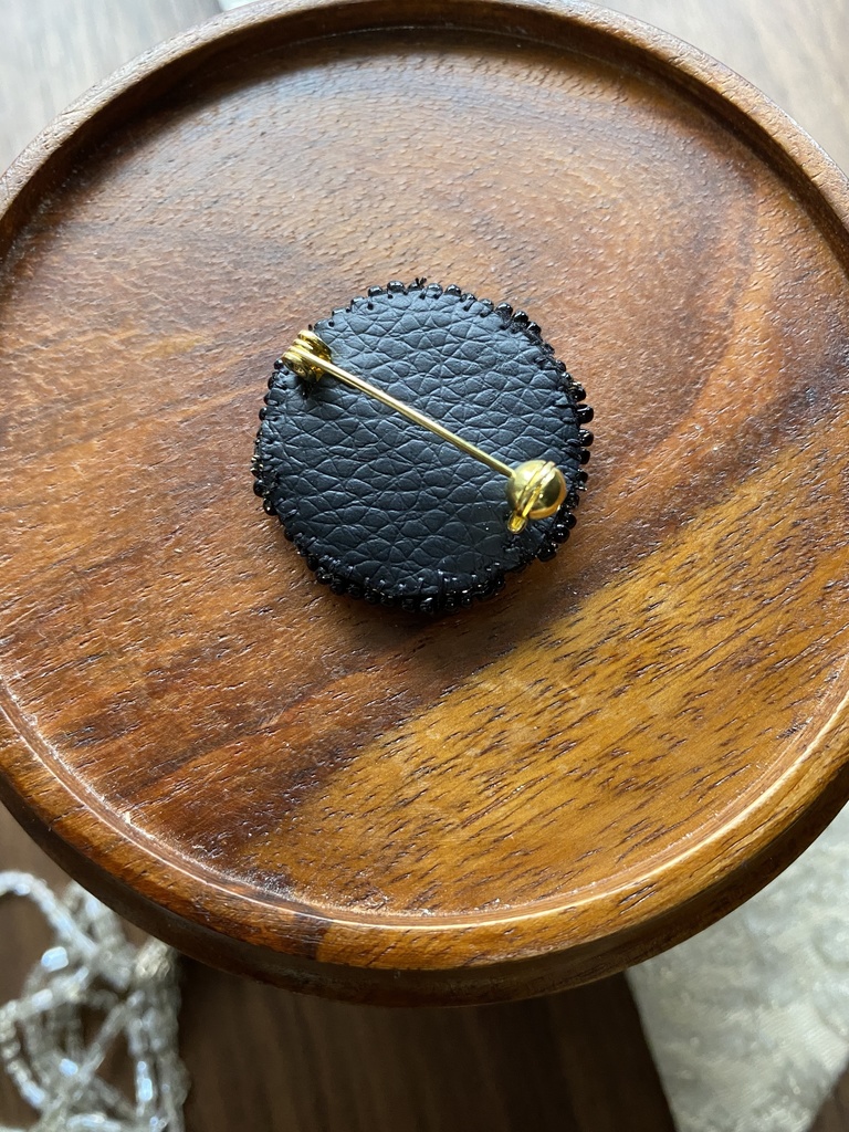 ビーズ刺繍ブローチ・ピアス