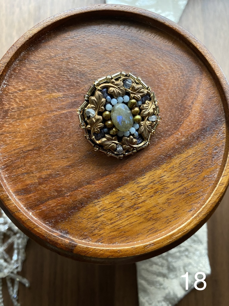 ビーズ刺繍ブローチ・ピアス