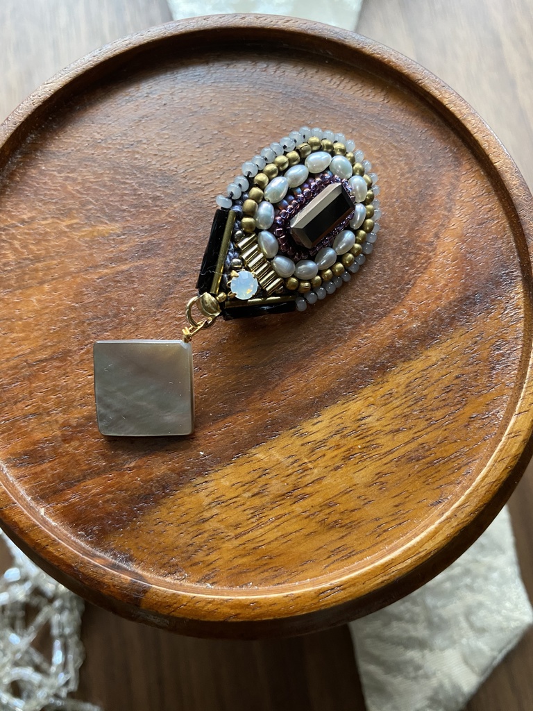 ビーズ刺繍ブローチ・ピアス