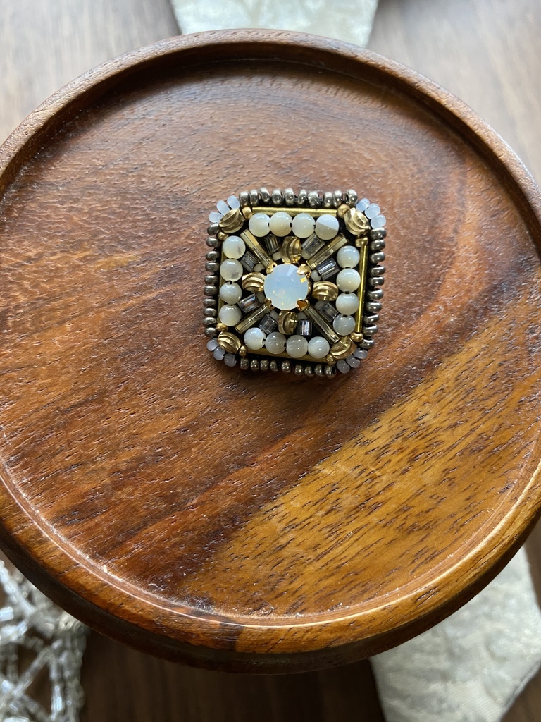 ビーズ刺繍ブローチ・ピアス