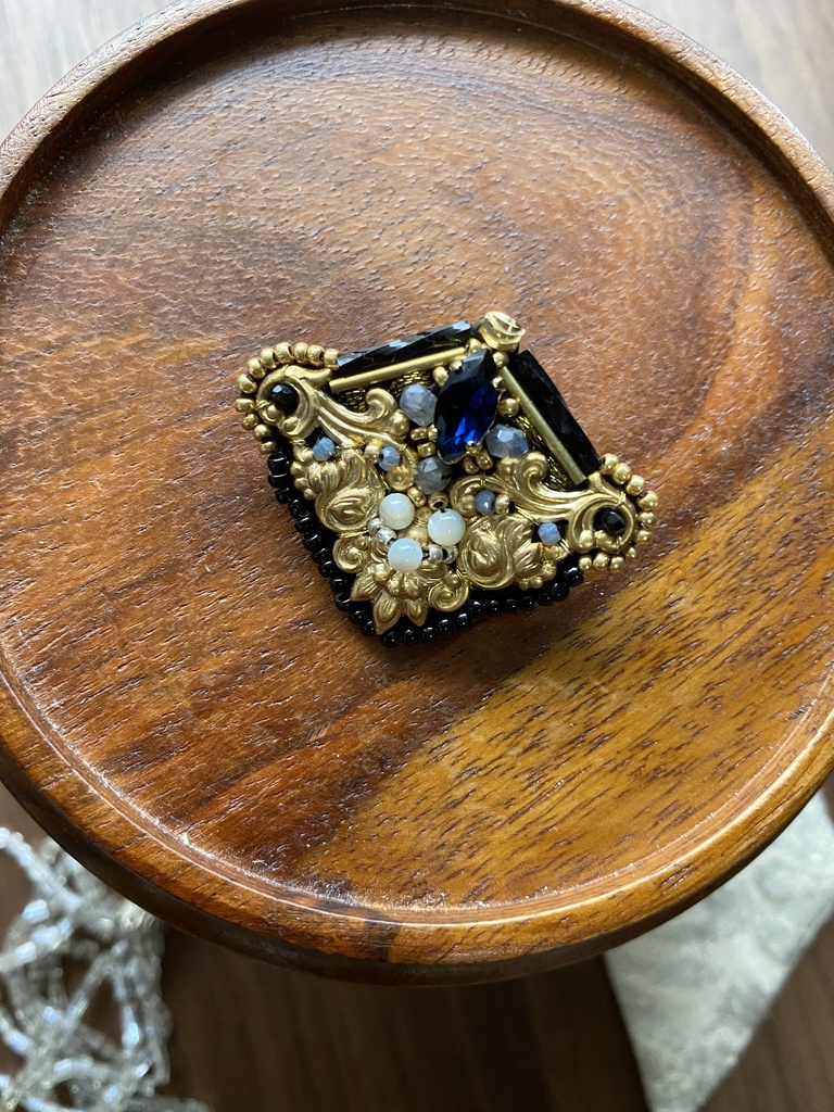 ビーズ刺繍ブローチ・ピアス