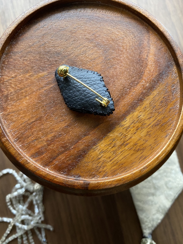 ビーズ刺繍ブローチ・ピアス