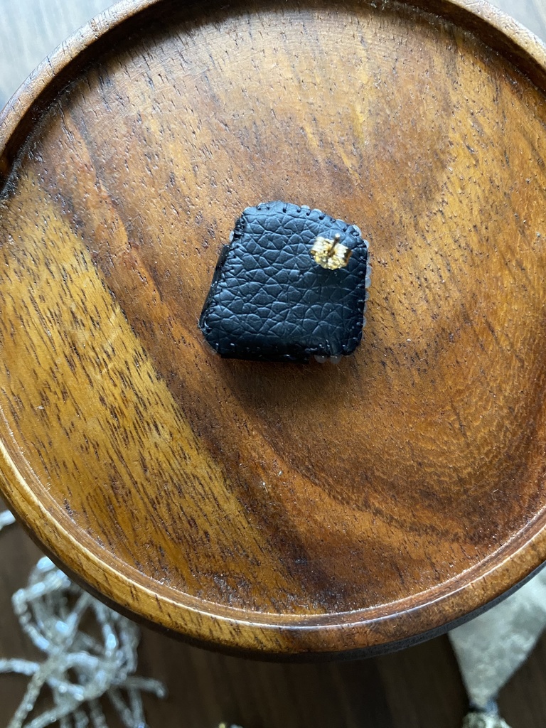 ビーズ刺繍ブローチ・ピアス