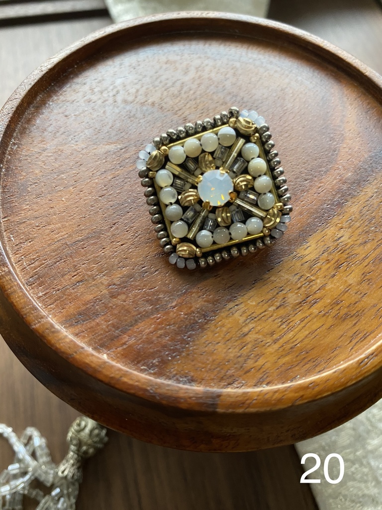 ビーズ刺繍ブローチ・ピアス