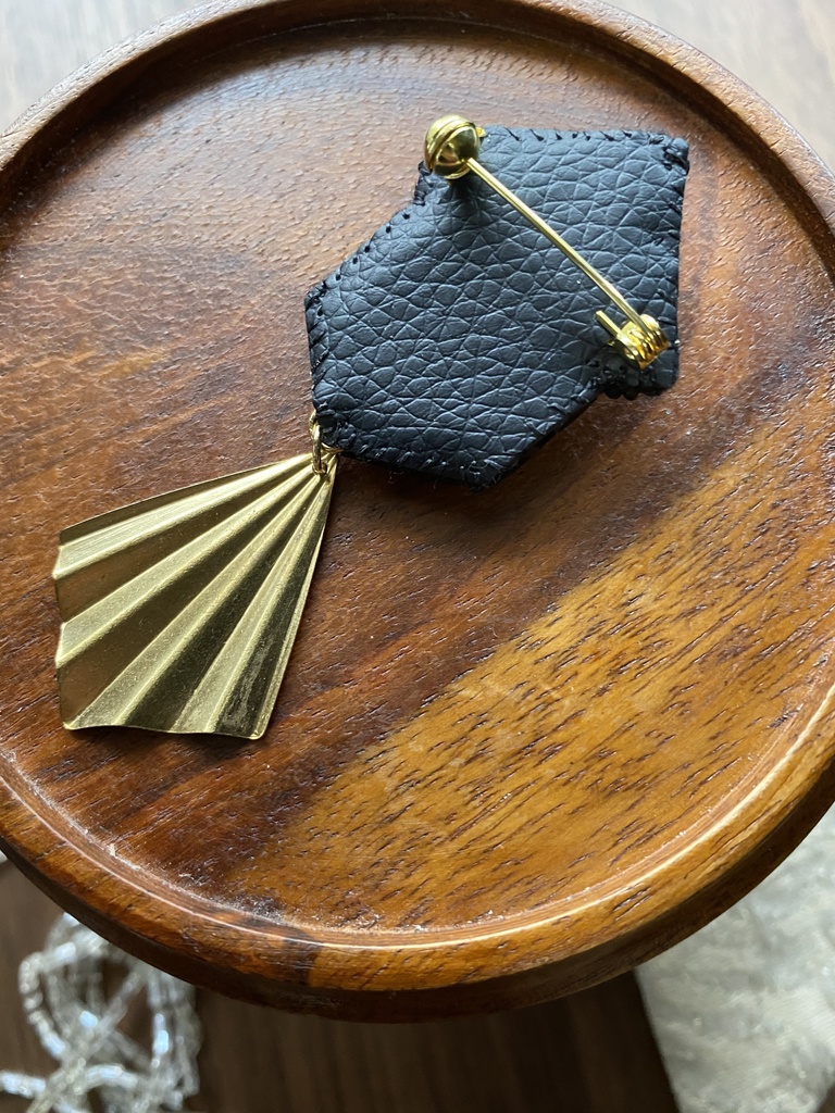 ビーズ刺繍ブローチ・ピアス