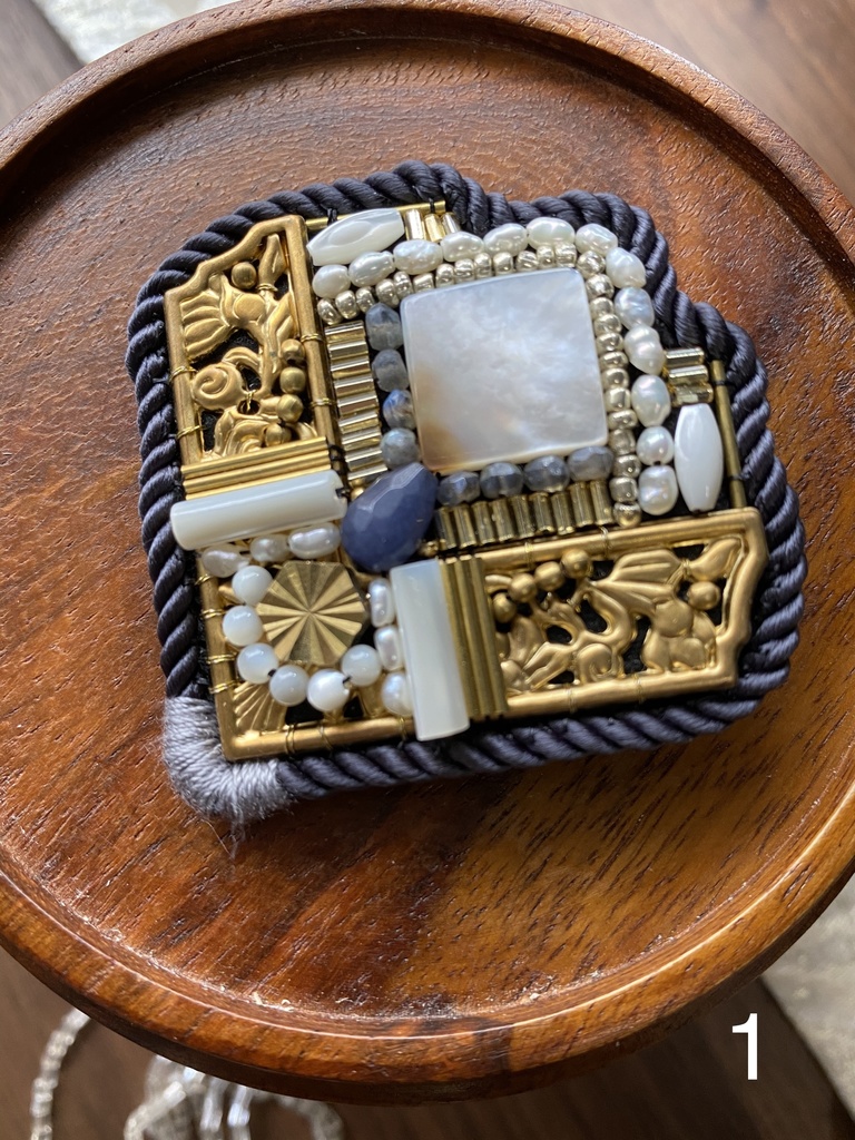 ビーズ刺繍ブローチ・ピアス