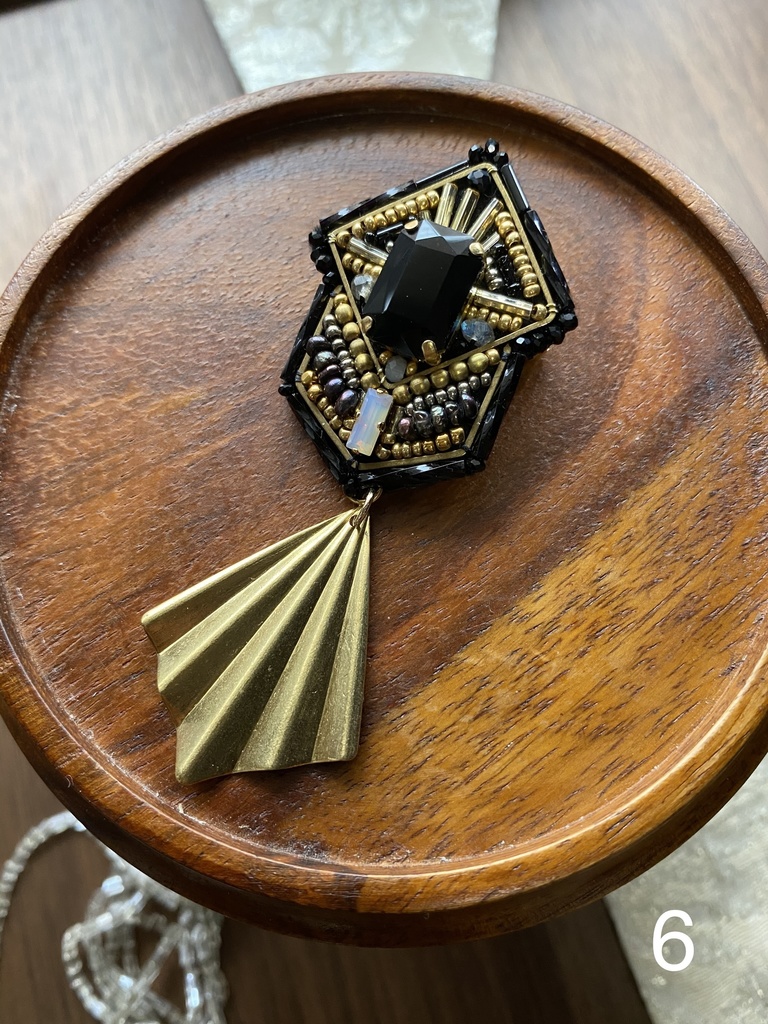 ビーズ刺繍ブローチ・ピアス