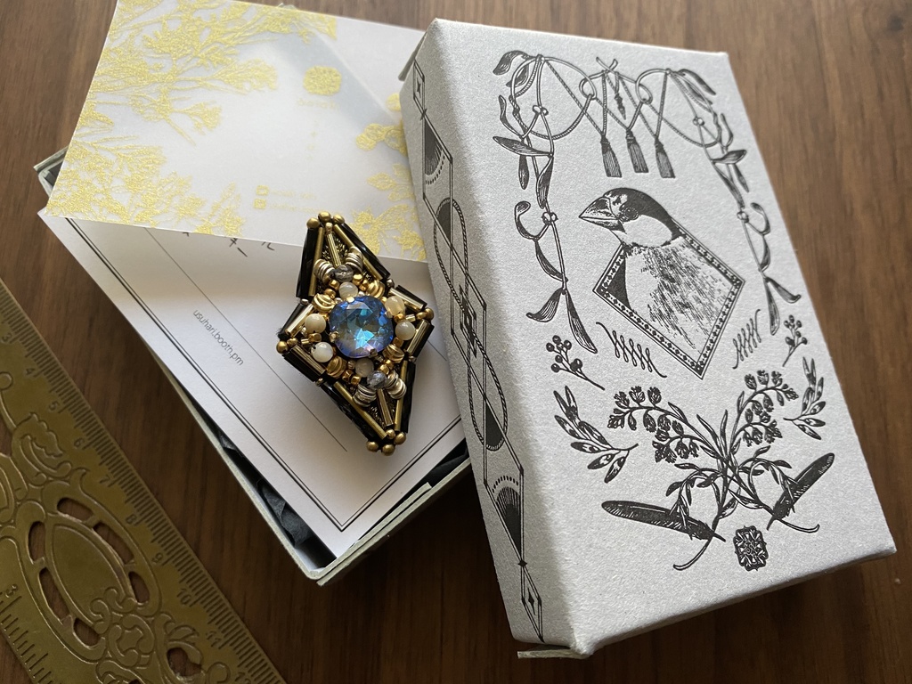 ビーズ刺繍ブローチ・ピアス