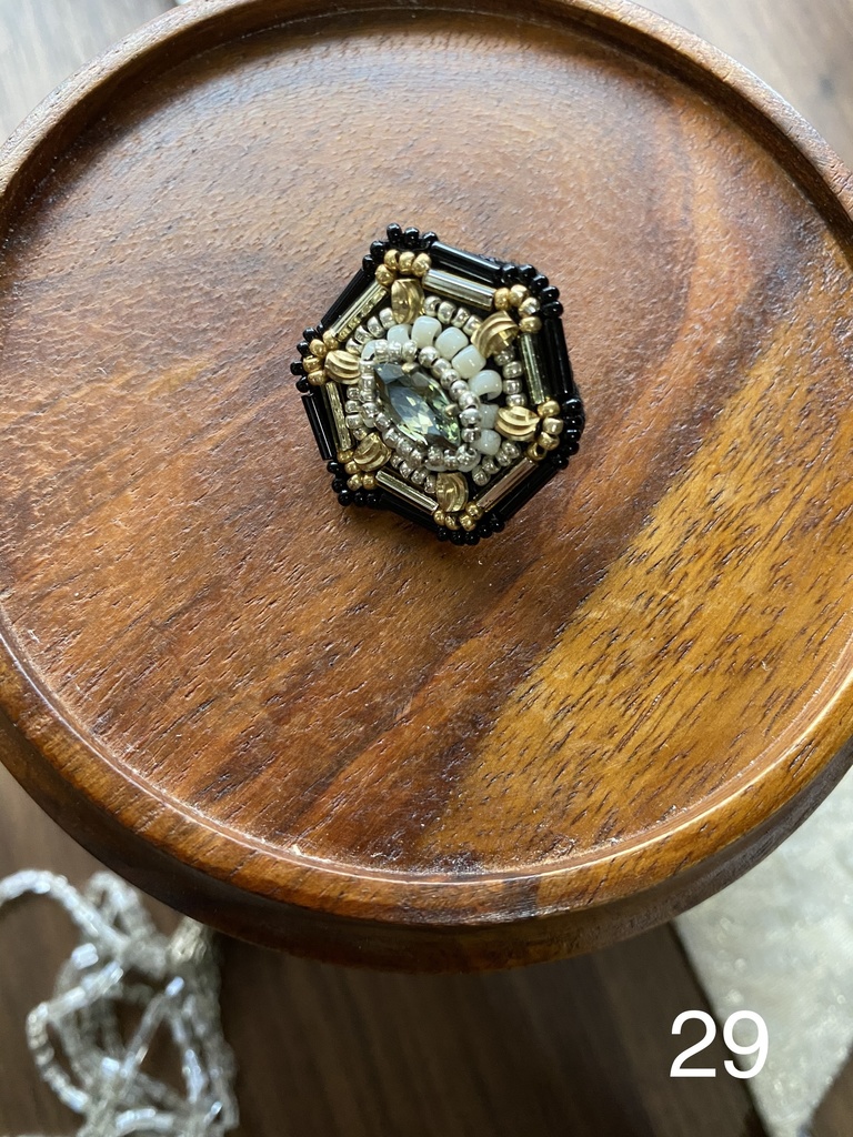 ビーズ刺繍ブローチ・ピアス