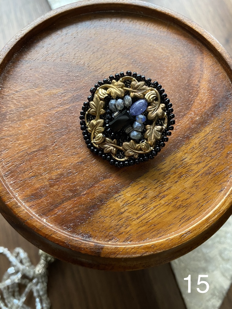 ビーズ刺繍ブローチ・ピアス