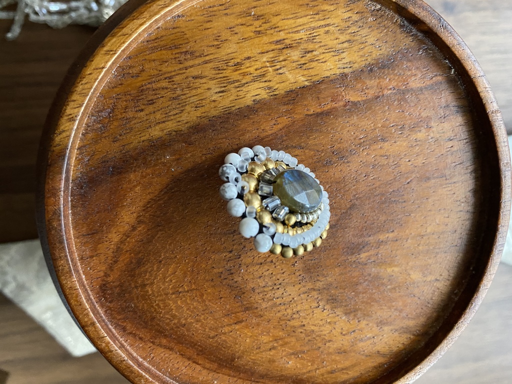 ビーズ刺繍ブローチ・ピアス