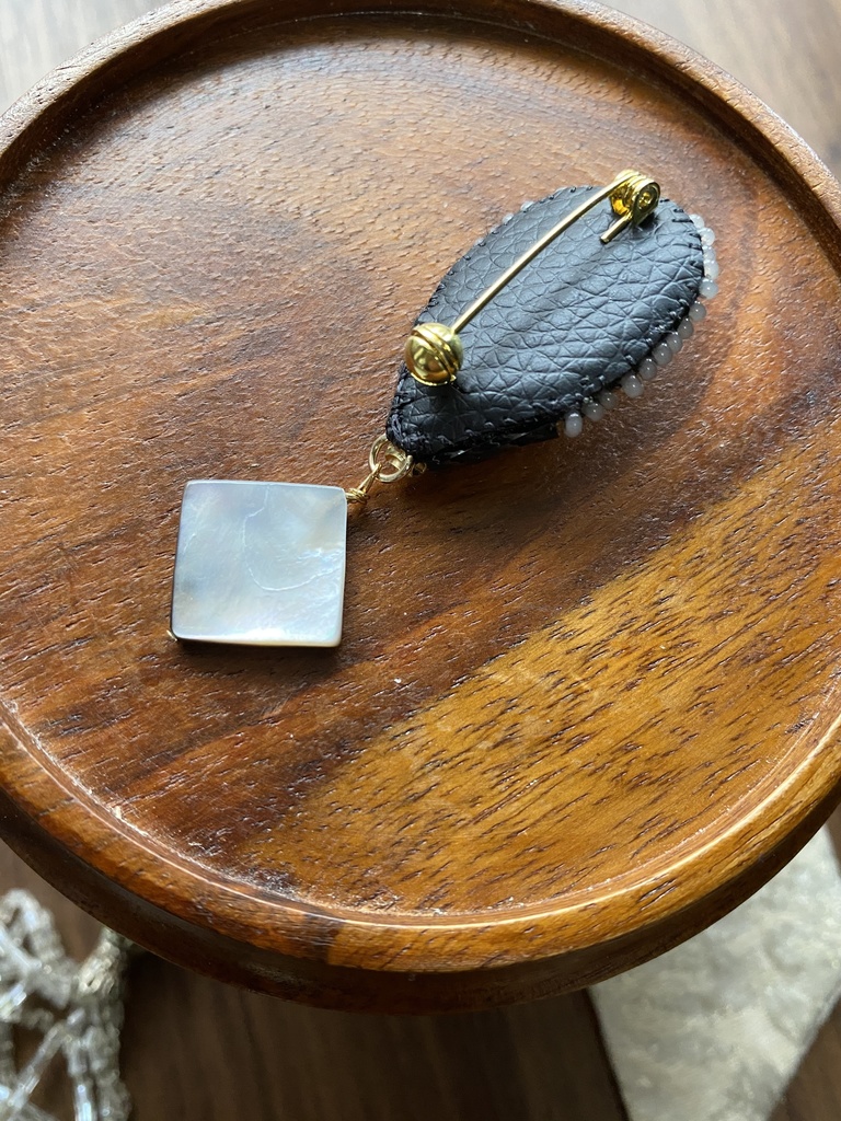 ビーズ刺繍ブローチ・ピアス