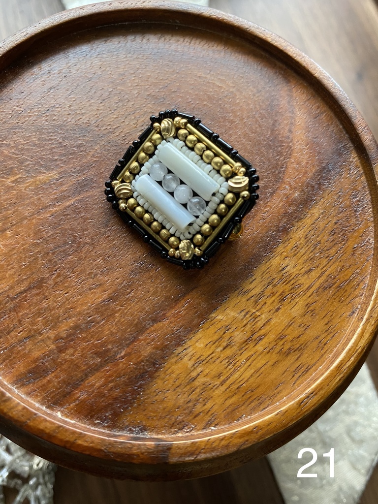 ビーズ刺繍ブローチ・ピアス