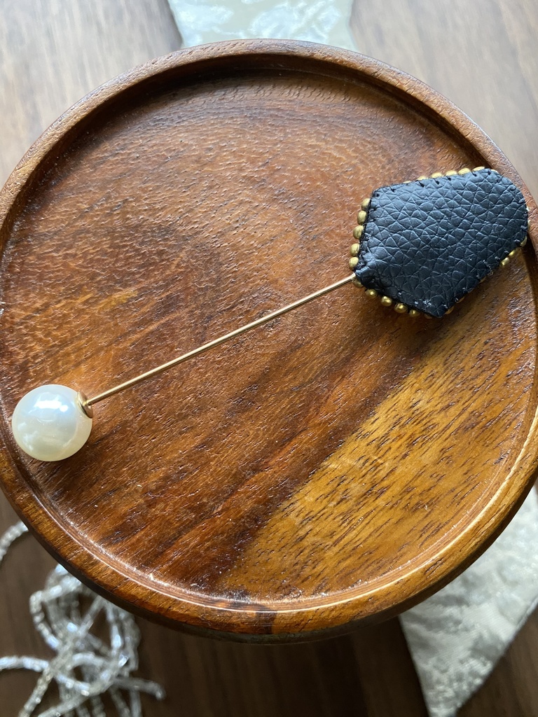 ビーズ刺繍ブローチ・ピアス