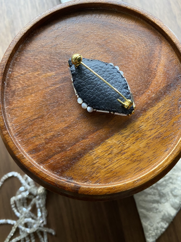 ビーズ刺繍ブローチ・ピアス