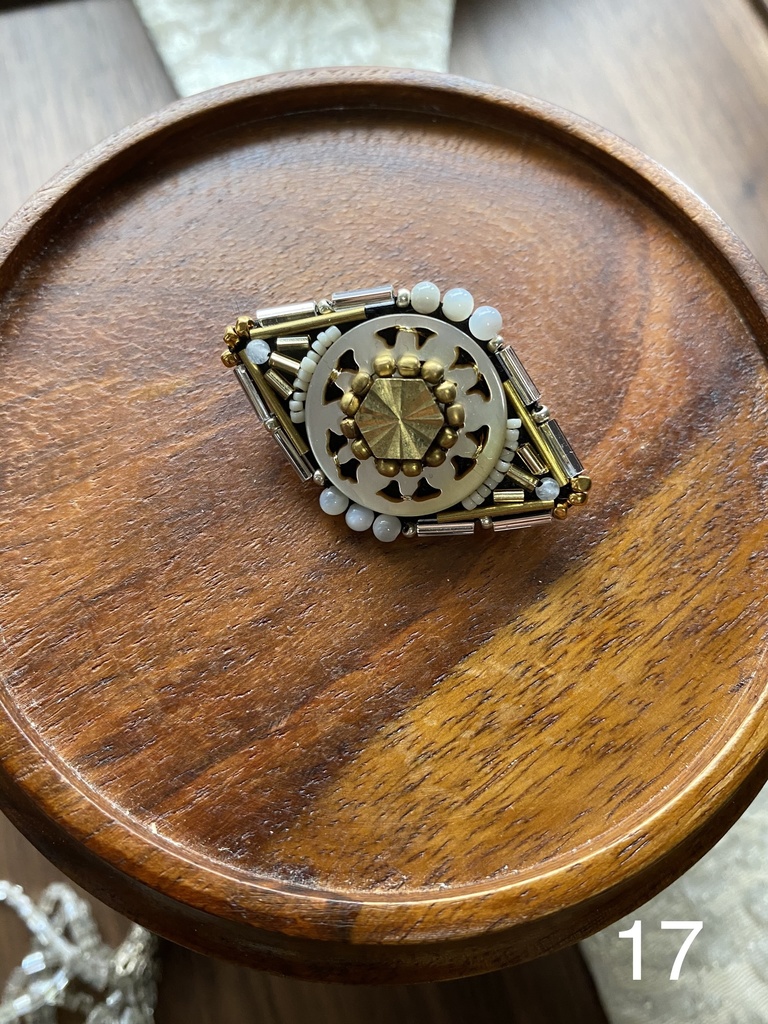 ビーズ刺繍ブローチ・ピアス